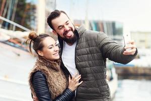 jong paar nemen selfie foto