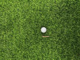 golf bal dichtbij omhoog Aan groen gras Aan wazig mooi landschap van golf achtergrond.concept Internationale sport dat vertrouwen Aan precisie vaardigheden voor Gezondheid ontspanning. foto