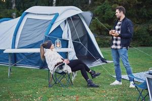 jong mooi hoor paar hebben pret Aan camping foto