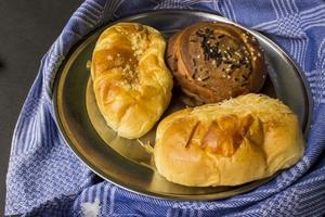 bakken eigengemaakt brood gebakje chocola, geïsoleerd Aan zwart achtergrond geschikt voor ontbijt foto