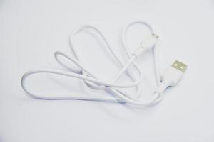 wit USB kabel voor opladen de telefoon Aan een wit achtergrond. wit koord voor opladen gadgets. foto