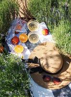 zomerpicknick op een lavendelveld foto