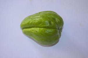 labu Siam, jipang of chayote geïsoleerd Aan wit achtergrond. biologisch groente concept foto