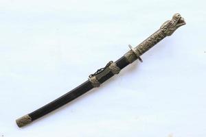 Japans samurai kort zwaard wakizashi , met draak ornament, geïsoleerd Aan wit achtergrond foto