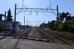 forens lijn ,trein krl trein aankomen Bij klaten, naar solo spoorweg station, klaten, Indonesië foto