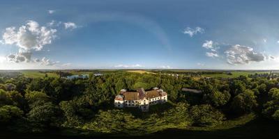 antenne visie vol hdri naadloos bolvormig 360 panorama over- oud verlaten middeleeuws kasteel in equirectangular projectie klaar voor virtueel realiteit vr ar foto