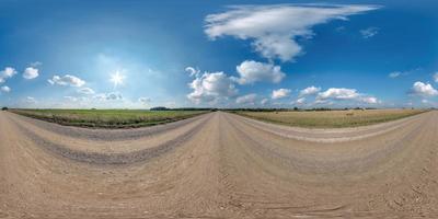 vol naadloos bolvormig hdri 360 panorama visie Aan Nee verkeer grind weg tussen velden met bewolkt lucht en wit wolken in equirectangular projectie, kan worden gebruikt net zo vervanging voor lucht in panorama's foto