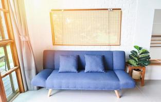 modern sofa interieur in de minimaal kamer - leven kamer in minimaal stijl met houten bord voor kunstwerken foto