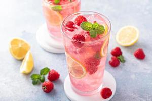 voorjaar of zomer verkoudheid cocktail, framboos limonade foto