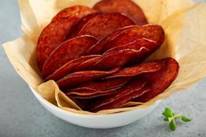 salami chips gebakken in de oven met kaas sauzen foto