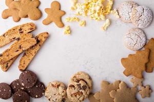 verscheidenheid van koekjes voor Kerstmis foto