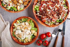 verscheidenheid van restaurant stijl salades foto