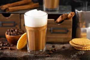 koffie latte met dun wafels foto