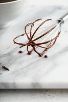 vliegenmepper gedekt met chocola glazuur foto