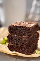 stack van vochtig fudgy brownies foto