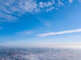 hoog modern woon- gebouwen, straten, boodschappen doen centra, lucht en wolken in een verkoudheid winter dag het schieten met quadrocopter foto