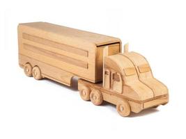 foto van een houten auto vrachtauto gemaakt van beuken Aan een wit geïsoleerd achtergrond