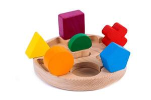 foto van een houten speelgoed- kinderen s sorteerder met klein houten details
