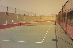 tennisbaan op een zonnige dag foto