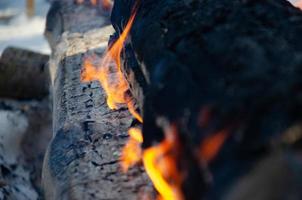 een lang en zwak brandend, smeulend brand gemaakt van logboeken. foto