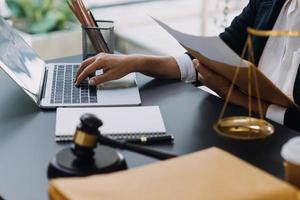 zaken en advocaten bespreken contractpapieren met koperen schaal op bureau in kantoor. wet, juridische diensten, advies, rechtvaardigheid en wet concept foto met film grain effect