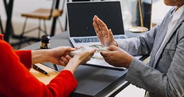 mannelijke advocaat die met contractdocumenten en houten hamer op tafel in rechtszaal werkt. justitie en recht, advocaat, rechter, concept. foto