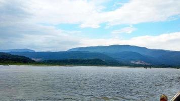 mooi rivier, wolken en berg in de achtergrond Bij bholagonj, sylhet. foto