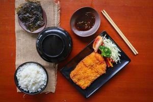 kip katsu don is Japans voedsel geserveerd met soja saus Aan tafel foto