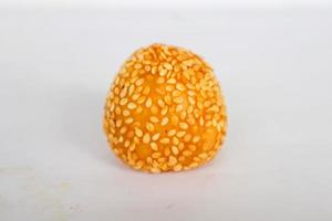 onde-onde of sesam bal of jian dui is gebakken Chinese gebakje gemaakt van kleverig rijst- meel en gecoat met sesam zaden gevulde met Boon Plakken. geïsoleerd Aan wit achtergrond foto