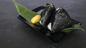 onigiri is Japans voedsel, Japans rijst- bal, rijst- driehoek met zeewier, noch ik geïsoleerd Aan met achtergrond foto