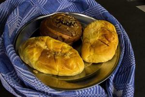 bakken eigengemaakt brood gebakje chocola, geïsoleerd Aan zwart achtergrond geschikt voor ontbijt foto