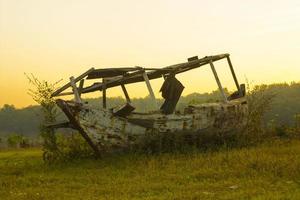 de schip was gestrand Aan de rand van de meer in de buurt de korenveld Aan ochtend- foto