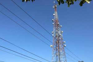 communicatie toren. telco latwerk voor 3g 4g 5g Apocalypse internet communicatie, mobiel, fm radio en televisie omroep Aan lucht met blauw lucht in achtergrond foto