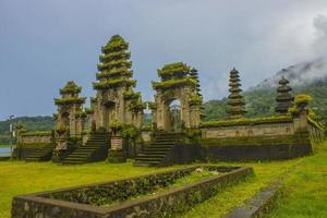 Hindoe tempel ruïnes van pura hulun danu Bij de tamblingan meer, Bali, Indonesië foto