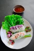 goi cuon is een traditioneel voorjaar rollen van Vietnam , Vietnamees voedsel, gemaakt van vlees, garnaal, groenten, vermicelli, verpakt in rijst- papier of banh trang. geserveerd met saus foto