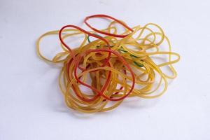 rood rubber band. elastisch banden. slepen een elastisch band, geïsoleerd Aan wit achtergrond foto