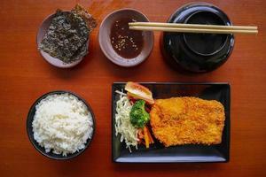 kip katsu don is Japans voedsel geserveerd met soja saus Aan tafel foto