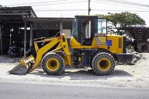 grader en geel bulldozer graafmachine bouw uitrusting met knipsel Aan straat foto