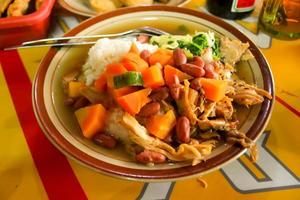 sop senerek of rood nier Boon soep , traditioneel voedsel soep van magelang, Indonesië. Indonesisch traditioneel voedsel. gemaakt van rundvlees, of kip, pens gemengd met gehakt wortels, aardappelen, spinazie, foto