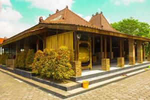 moskee joglo sekalekan klaten, Indonesië. vormig Leuk vinden joglo . Javaans traditioneel huis foto