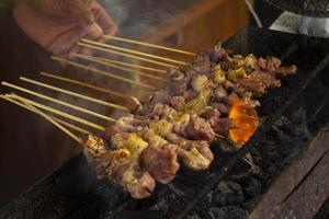 saté kammen of saté geit, lam, lam of vlees geit saté met houtskool ingrediënt Aan rood brand grillen door mensen. traditioneel saté van yogakarta, Java, Indonesië Koken saté foto