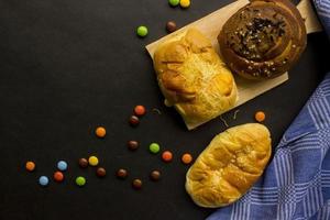 bakken eigengemaakt brood gebakje chocola, geïsoleerd Aan zwart achtergrond geschikt voor ontbijt foto