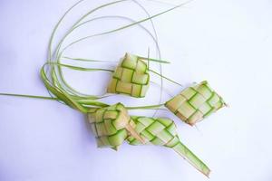 ketupat in aardewerk bord geïsoleerd Aan wit achtergrond. ketupat ,rijst knoedel is voedsel geserveerd wanneer idhul fitri eid mubarak in Indonesië, gemaakt van rijst- verpakt in jong kokosnoot bladeren, janur foto