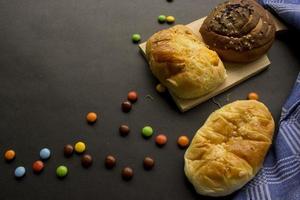 bakken eigengemaakt brood gebakje chocola, geïsoleerd Aan zwart achtergrond geschikt voor ontbijt foto