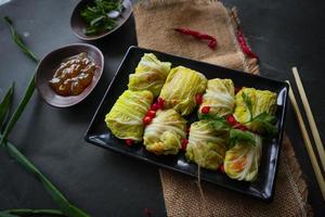 kool broodjes gevuld vlees of kol gulung, kelem dolmasi, sarma kool omslagen, chou klucht, dikzak, golabki. gekookt kool bladeren verpakt met vlees, of rundvlees. foto