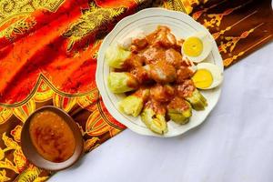 siomay of knoedels is traditioneel Indonesisch- China voedsel met pinda saus. siomay gemaakt knoedels, tofu, kool broodjes, aardappelen, bitter kalebas en pinda saus. afm som, shaomai, siu maai, shaomai foto