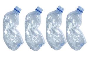 reeks van water plastic fles. geïsoleerd Aan wit achtergrond.gebruikt plastic flessen foto
