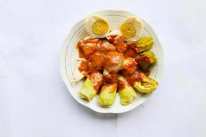 siomay of knoedels is traditioneel Indonesisch- China voedsel met pinda saus. siomay gemaakt knoedels, tofu, kool broodjes, aardappelen, bitter kalebas en pinda saus. afm som, shaomai, siu maai, shaomai foto