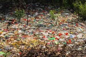 gemorst plastic vuilnis Aan de land- van de groot stad. leeg gebruikt vuil plastic flessen. plastic vervuiling. milieu vervuiling. ecologisch probleem. foto