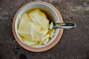 wedang tahu of kembang tahu is gember drinken en bevat tahoe tofu gemaakt van soja sap en palm suiker siroop.traditioneel tofu pudding foto